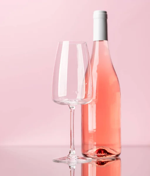 Vino Rosa Botella Copa Vino Sobre Fondo Rosa —  Fotos de Stock
