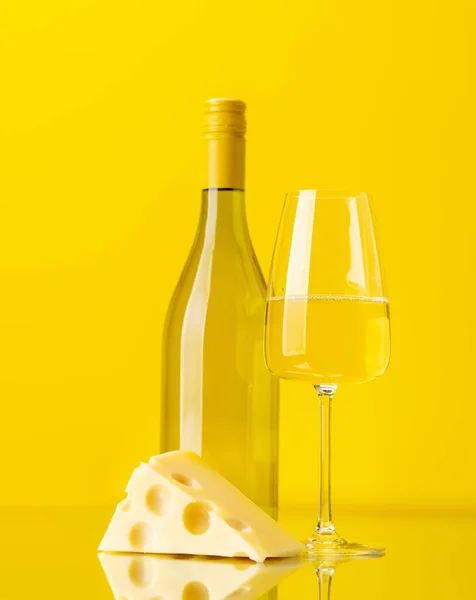 Vin Blanc Aromatique Versé Dans Verre Accompagné Morceau Fromage Tentant — Photo