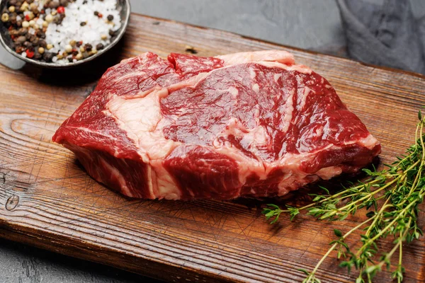 Bife Carne Vaca Crua Fresco Pronto Para Cozinhar Prometendo Uma — Fotografia de Stock