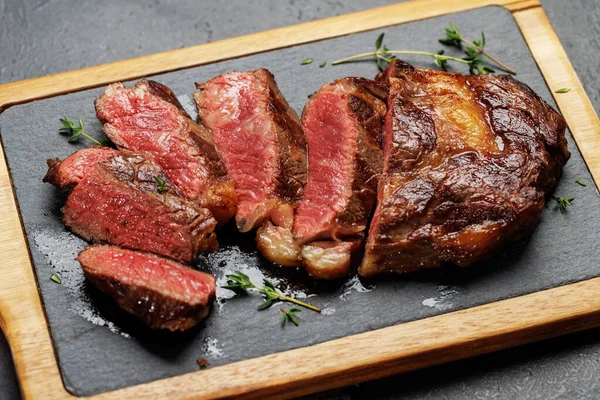Deliciously Juicy Sliced Beef Ribeye Steak Perfectly Cooked Ready Savored — kuvapankkivalokuva