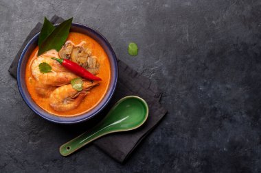 Deniz mahsullü Tayland Tom Yum Çorbası. Kopyalama alanı olan düz