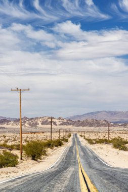 Hiç bitmeyen bir yolun perspektifi, güzel bir yere yolculuk ve macera.
