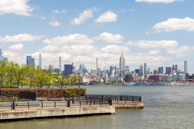 New York City silueti. Manhattan Gökdelenleri Hudson Nehri üzerinde