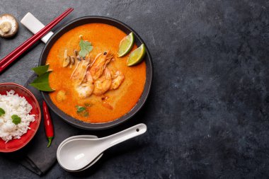 Tayland Tom Yum Çorbası, deniz mahsulü ve bir kase pirinç. Kopyalama alanı olan düz