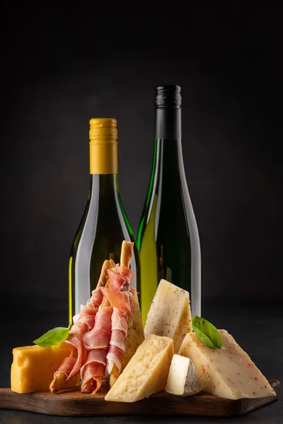 各种奶酪和酒瓶的安乐死板 — 图库照片
