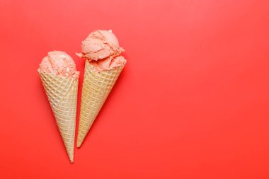 Lezzetli bir waffle külahında karpuzlu dondurma. Kopyalama alanı ile kırmızı arkaplan üzerinde düz uzanır