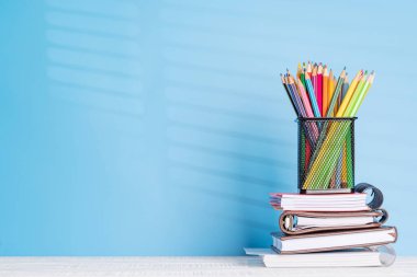 Ofis masasında renkli kalem ve not defterleri düzenlenerek yaratıcı fikirleriniz veya metinleriniz için yeterli kopya alanı sunuluyor.