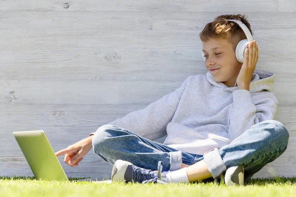 Boy Using Laptop Headphones Outdoors Education Entertainment Concept — Stock Photo, Image