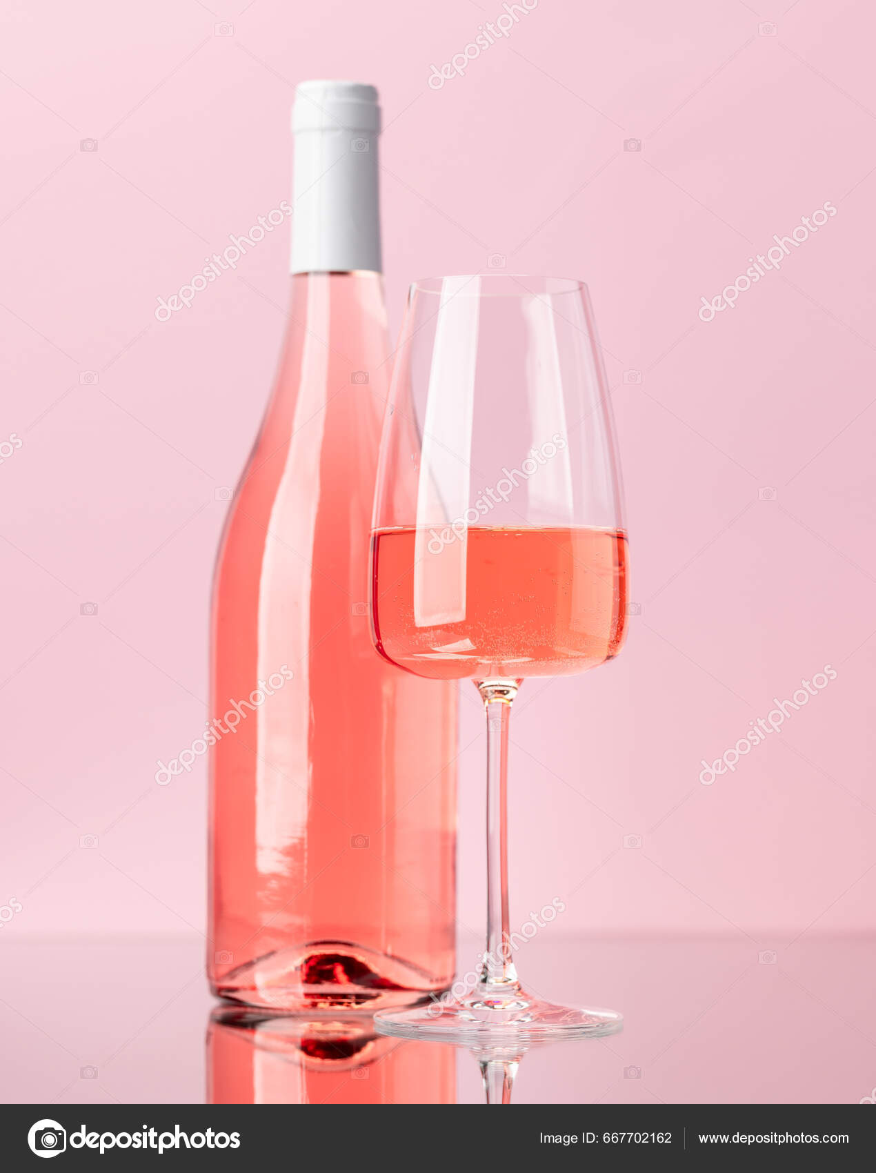 Rose Vin Flaska Och Vin Glas Över Ros Bakgrund — Stockfotografi © karandaev  #667702162