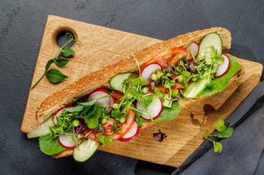 Taze bir ekmeğin içine tıkıştırılmış lezzetli vejetaryen sandviçi lezzet ve sağlıklı malzemelerle dolu.