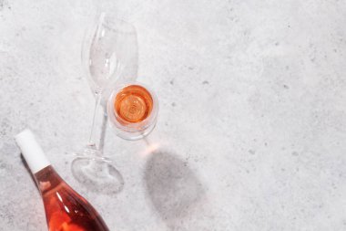 Güneşli bir günde havuz kenarında gül şarabı tazelemek, mükemmel bir yaz tatili. Metnin için boşluk ile yukarıdan görüntüle