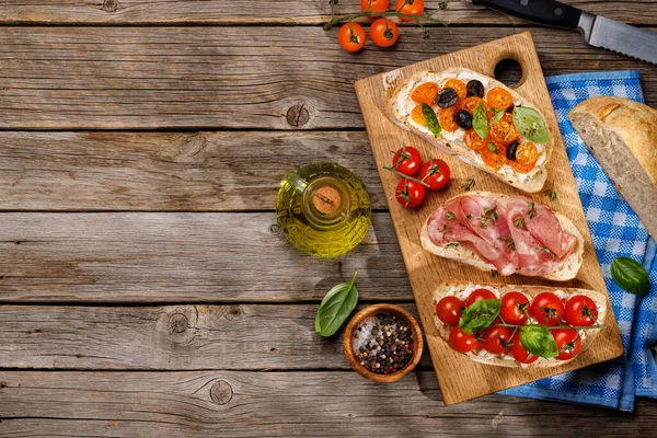 Delectable Sandwich Set Bruschetta Adorned Juicy Tomatoes Cheese Savory Prosciutto — Stock Photo, Image