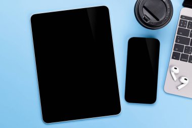 Masadaki boş siyah ekran akıllı telefon ve tablet, tasarım modeliniz için mükemmel.