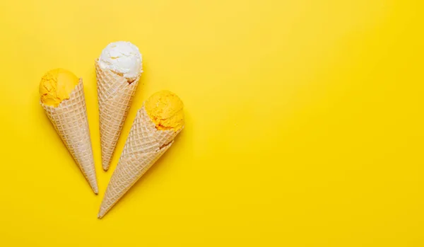 Verschiedene Eissorten Köstlichen Waffelkegeln Ein Leckerbissen Für Jeden Geschmacksnerv Über — Stockfoto