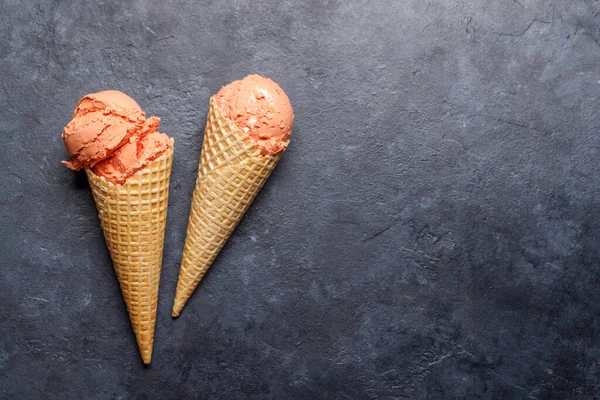 おいしいワッフルコーンのアイスクリーム風味 あらゆる味覚芽のための治療 コピースペースを備えた石の背景 フラットレイ — ストック写真