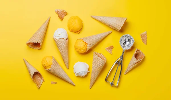 Lezzetli Waffle Külahlarında Çeşitli Dondurma Aromaları Her Tat Tomurcuğu Için — Stok fotoğraf