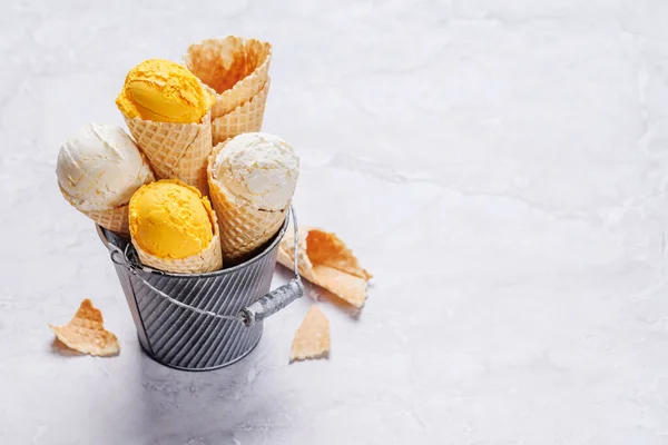柠檬冰激淋在令人愉快的华夫饼锥中 是每一个味蕾的一种享受 具有复制空间的石头背景 — 图库照片