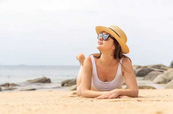 Woman Lying Sea Beach Enjoying Relaxing Summer — Stockfoto