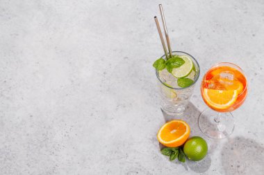 Güneşli bir günde ferahlatıcı kokteyller, mükemmel bir yaz tatili. Metnin için boşluk ile yukarıdan görüntüle