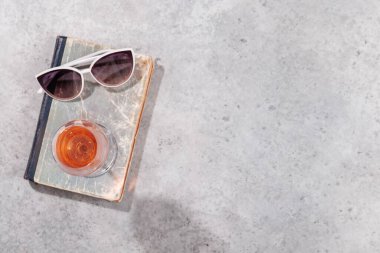 Güneşli bir günde havuz kenarında gül şarabı tazelemek, mükemmel bir yaz tatili. Metnin için boşluk ile yukarıdan görüntüle