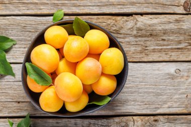 Canlı sarı erikler, doğal güzelliklerini ve lezzetlerini sergiliyorlar. Kopyalama alanı olan düz