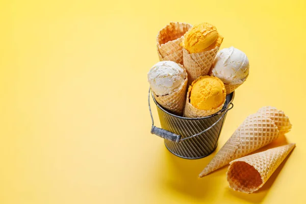 Helado Limón Deliciosos Conos Gofres Una Delicia Para Todos Los —  Fotos de Stock