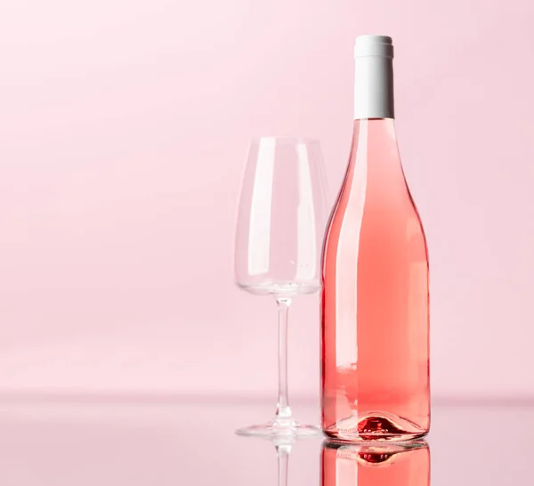 Rosenweinflasche Und Weinglas Über Rosenhintergrund Mit Kopierraum — Stockfoto