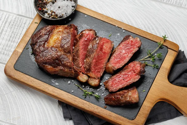 Deliciously Juicy Sliced Beef Ribeye Steak Perfectly Cooked Ready Savored — Foto de Stock