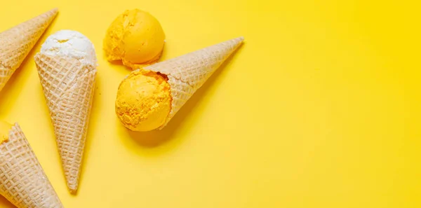 在令人愉快的华夫饼盘中 精选冰淇淋的味道 是对每一个味蕾的一种款待 带有复制空间的黄色背景 — 图库照片
