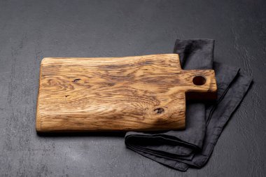 Tahta kesme tahtası ve mutfak havlusu. Kopyalama alanı ile