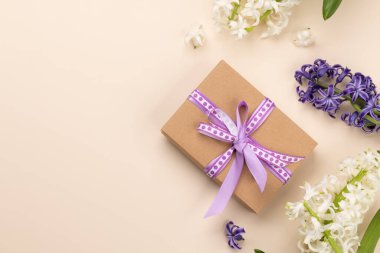 Sümbül çiçekleriyle dolu güzel bir hediye kutusu ve selamlarınız için boş bir alan. Düz yatıyordu