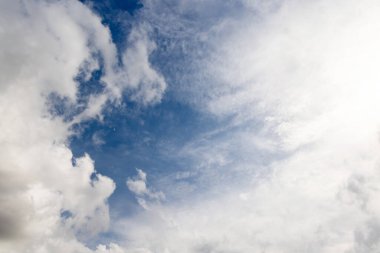 Bulutlu güzel bir gökyüzü manzarası manzaranın doğal güzelliğini ve huzurunu sergiliyor.