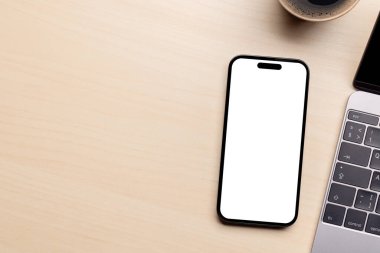 Masadaki boş beyaz ekran akıllı telefon, tasarım modeliniz için mükemmel.