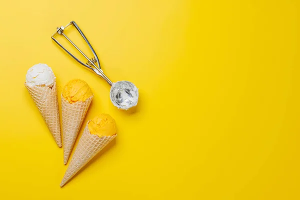 おいしいワッフルコーンにアイスクリームの香り あらゆる味覚芽のためのトリートメント コピースペース 平らな層が付いている黄色い背景に — ストック写真