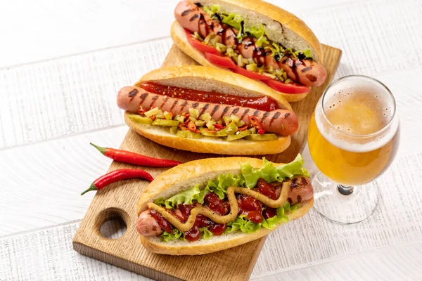 Divers Hot Dog Bière Hotdogs Faits Maison Sur Planche Découper — Photo