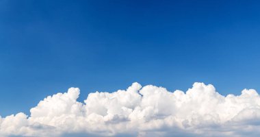 Bulutlu güzel bir gökyüzü manzarası manzaranın doğal güzelliğini ve huzurunu sergiliyor.