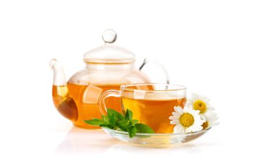 Nane ve papatya çayı karışımı yatıştırıcı bitkiler. Çay fincanı ve çaydanlık beyaz arkaplanda izole edilmiş.