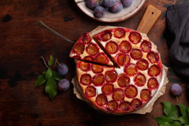 Ev yapımı erikli turta. Mevsimlik meyveli meyveli tart. Kopyalama alanı olan düz