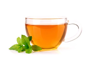 Nane ile karıştırılmış sakinleştirici bitki çayı. Beyaz arkaplanda izole