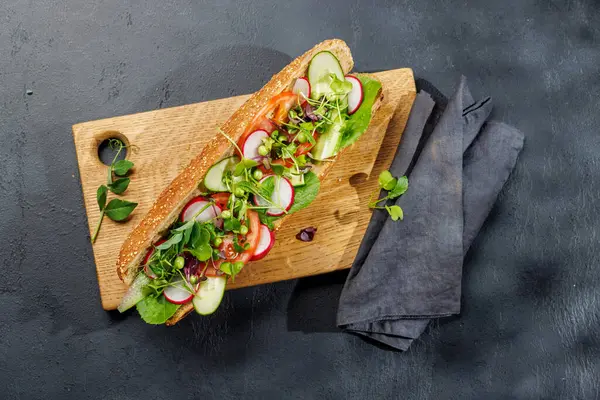 Taze Bir Ekmeğin Içine Tıkıştırılmış Lezzetli Vejetaryen Sandviçi Lezzet Sağlıklı — Stok fotoğraf