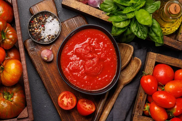 Rijke Zelfgemaakte Tomatensaus Ingrediënten Vlakke Plaat — Stockfoto