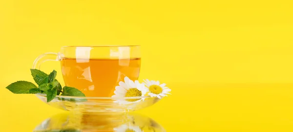Kojąca Ziołowa Mieszanka Herbaty Miętą Rumiankiem Żółtym Tle Przestrzenią Kopiowania — Zdjęcie stockowe