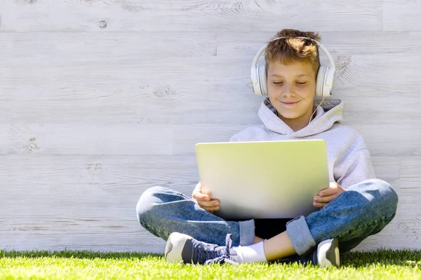 Boy Using Laptop Headphones Outdoors Education Entertainment Concept — Stock Photo, Image