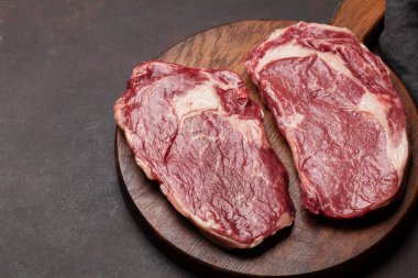 İki çiğ biftekli biftek. Üst görünüm