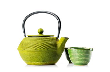 Demir çaydanlık ve fincanlar. Beyaz arkaplanda izole