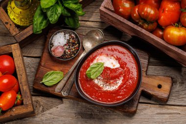 Ev yapımı soğuk domates çorbası tazeliyorum. Düz yatıyordu