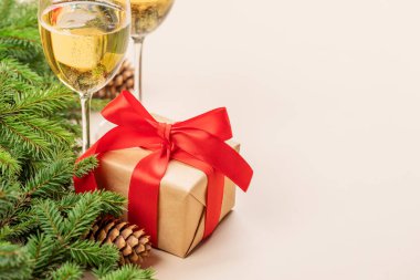 Noel ağacı dalı, Noel hediyesi kutusu, şampanya ve tebrik mesajı için yer.