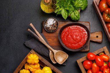 Zengin ev yapımı domates sosu ve malzemeler. Düz yatıyordu