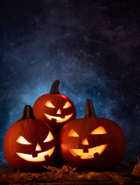 Cadılar Bayramı balkabakları ahşap masada fotokopi alanı ile