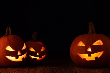 Cadılar Bayramı balkabakları ahşap masada fotokopi alanı ile